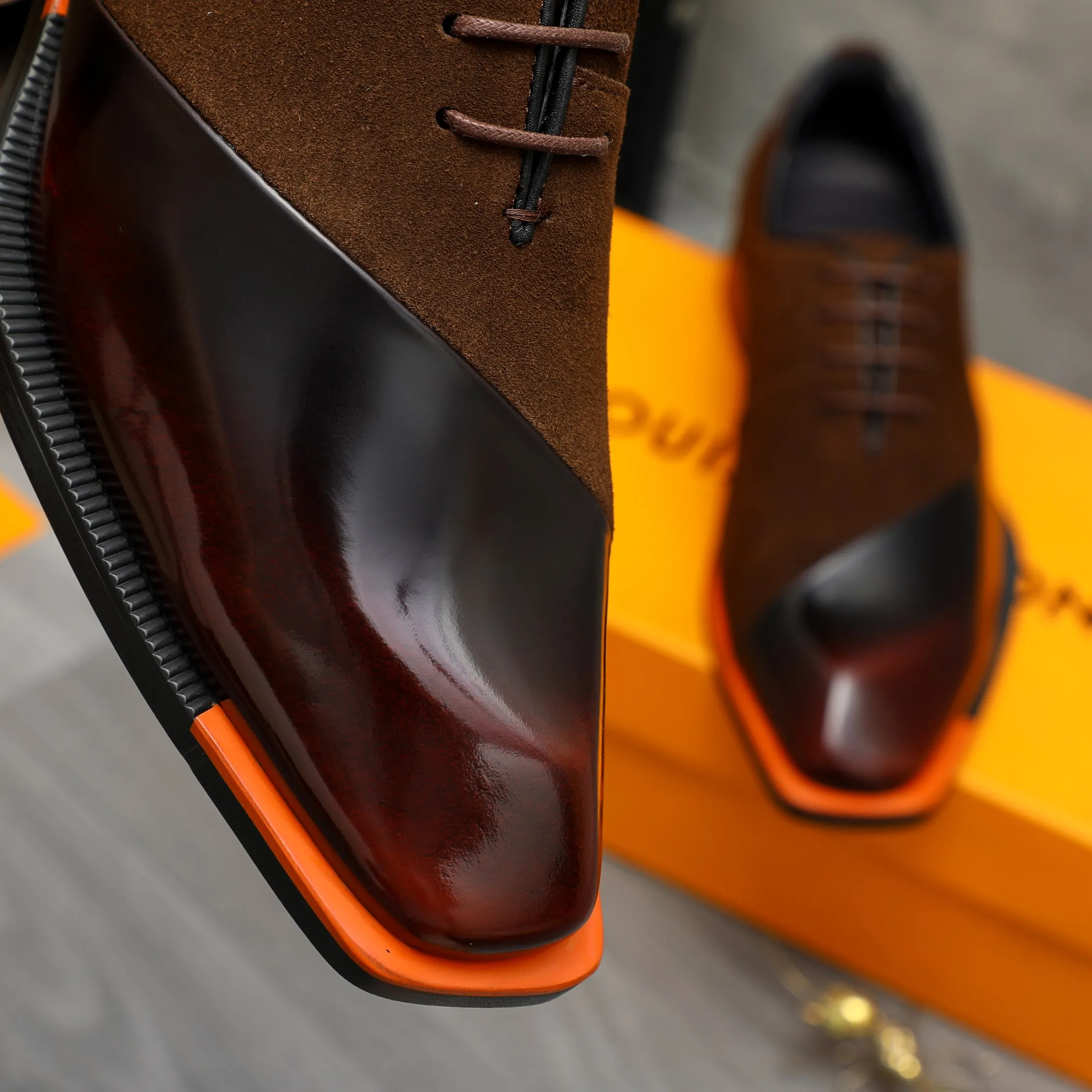 Men's shoes 💰580 Product trademark: LV "Louis Vuitton" business formal lace-up leather shoes Regular size: 37-46 Product materials: Selected high-quality cowhide stitching nubuck leather upper, pigskin lining, rubber outsole